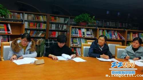 参会老师对于课题认真讨论 参会老师对于课题认真讨论