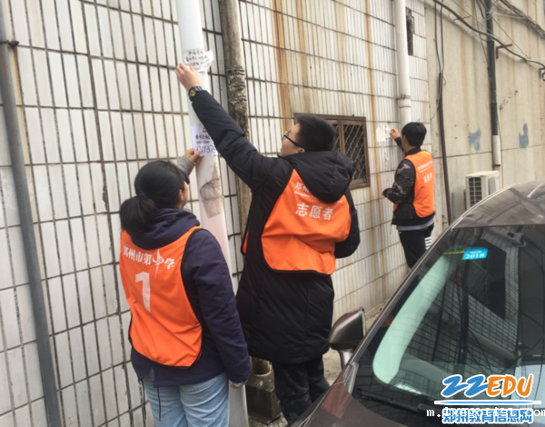 2学生志愿者走进社区,清理小广告 2学生志愿者走进社区,清理小广告