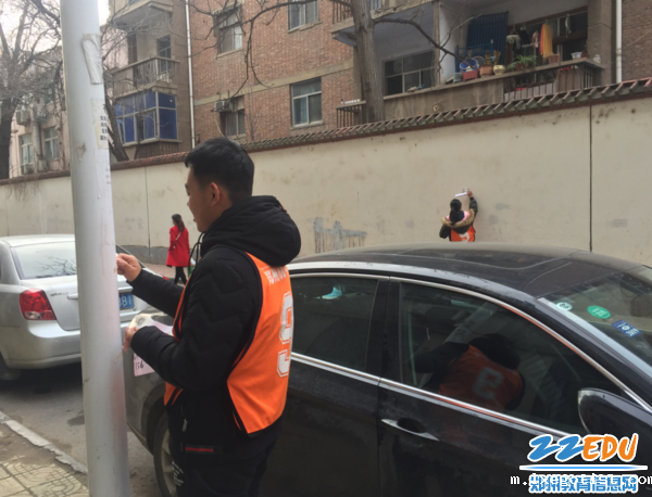 3学生志愿者走进社区,清理小广告 3学生志愿者走进社区,清理小广告