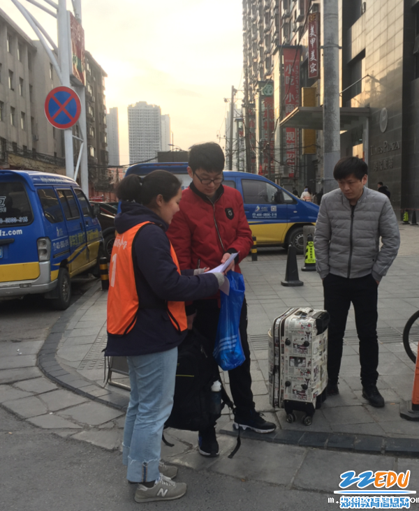 5学生志愿者走上街头,宣传交通安全 5学生志愿者走上街头,宣传交通安全