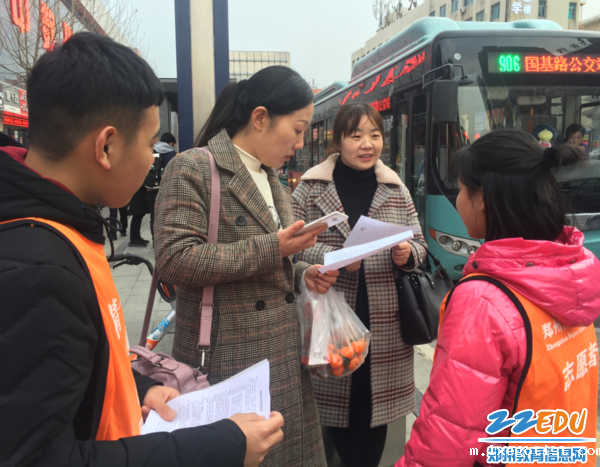 6学生志愿者走上街头,宣传交通安全 6学生志愿者走上街头,宣传交通安全