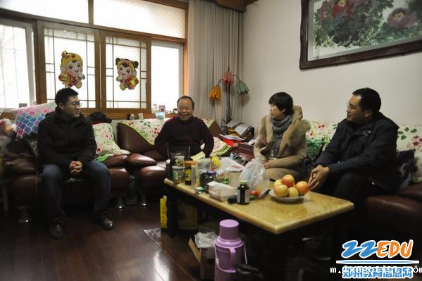 张莹校长与退休特级教师张村田亲切交谈 张莹校长与退休特级教师张村田亲切交谈