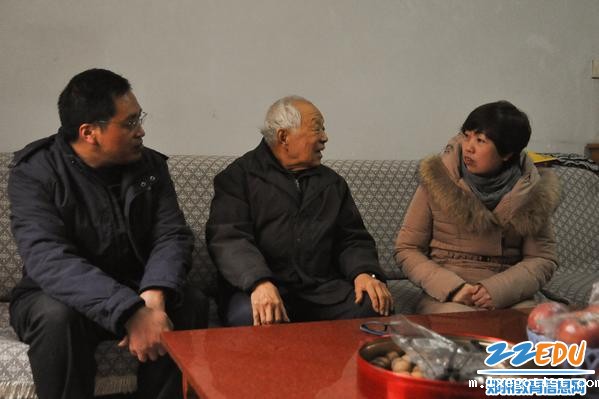张莹校长和孙国岩书记看望离休干部景自琳老师 张莹校长和孙国岩书记看望离休干部景自琳老师