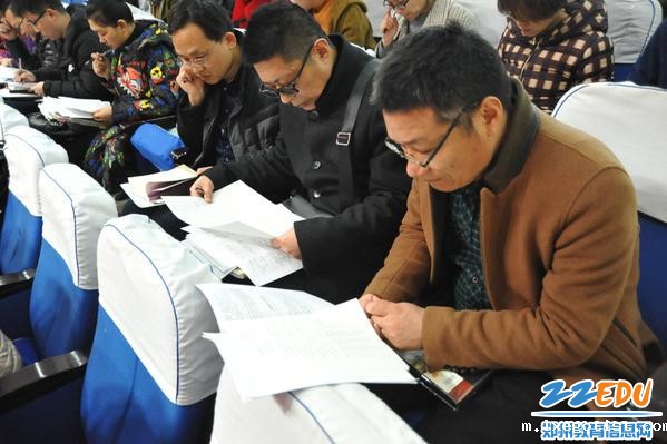 班主任老师认真听取会议 班主任老师认真听取会议