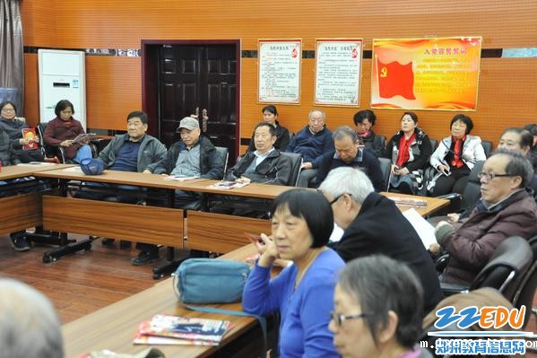 离退休干部认真聆听报告 离退休干部认真聆听报告