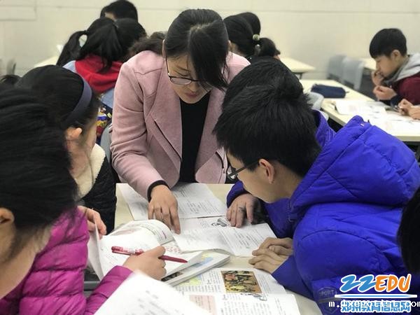 黄利君在给学生讨论环节中辅导 黄利君在给学生讨论环节中辅导