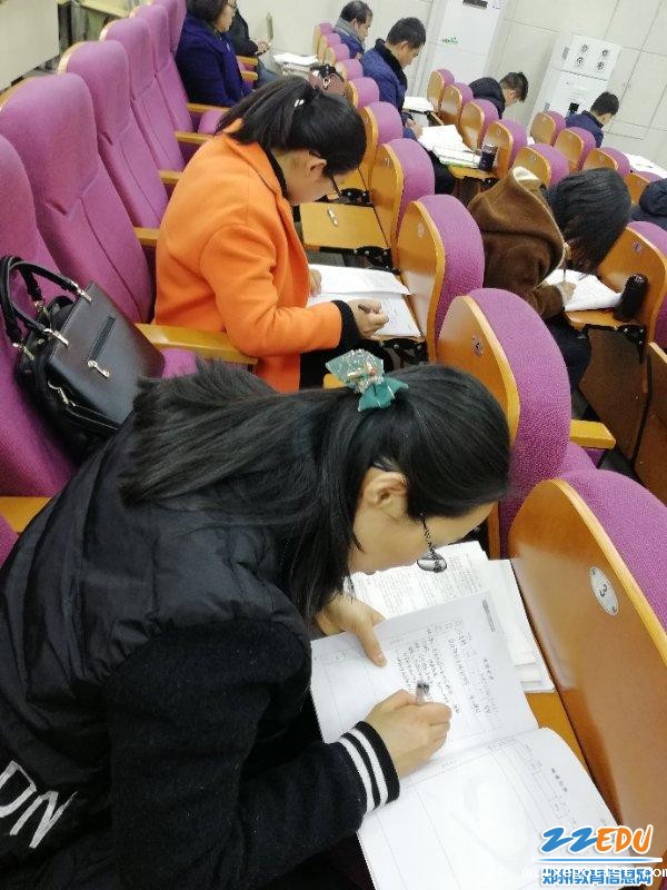 教研组长认真记录 教研组长认真记录