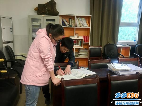 1带病坚持给学生辅导 1带病坚持给学生辅导