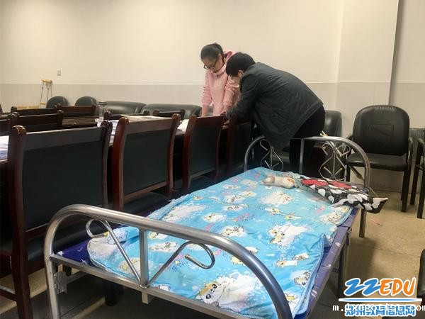 5临时休息室里认真地辅导 5临时休息室里认真地辅导