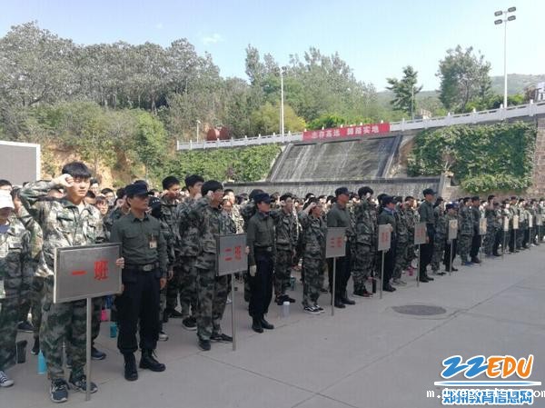 2同学们在开营仪式上宣誓 2同学们在开营仪式上宣誓