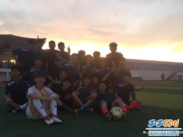 在夕阳下结束训练 在夕阳下结束训练