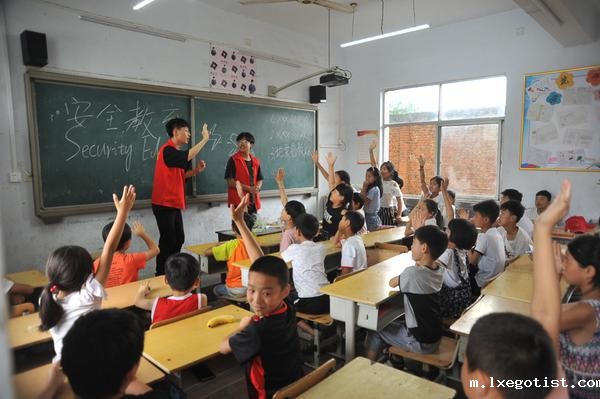 4安全教育课上孩子们踊跃互动