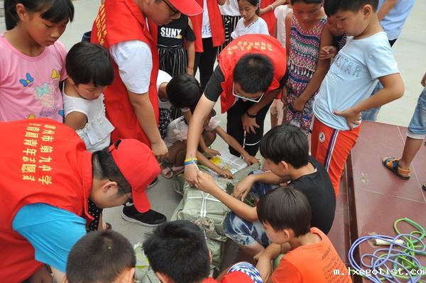 8bevictor志愿团队为孩子们带去爱心书籍