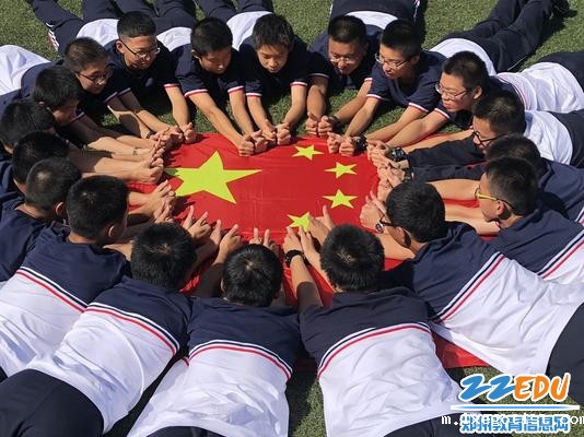 “我和国旗合个影”系列主题活动中同学们的照片 “我和国旗合个影”系列主题活动中同学们的照片