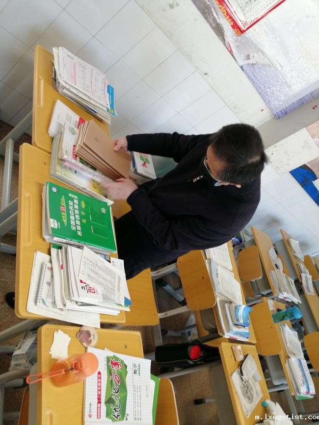 4高三海军航空班数学老师武志坚在为学生挑拣学习资料 4高三海军航空班数学老师武志坚在为学生挑拣学习资料