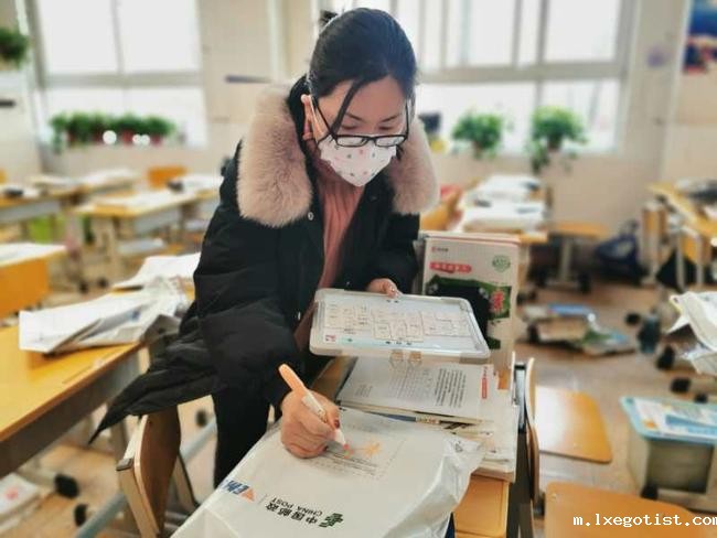 5高三海军航空班8班班主任方桂鑫老师在包裹上填写学生信息 5高三海军航空班8班班主任方桂鑫老师在包裹上填写学生信息