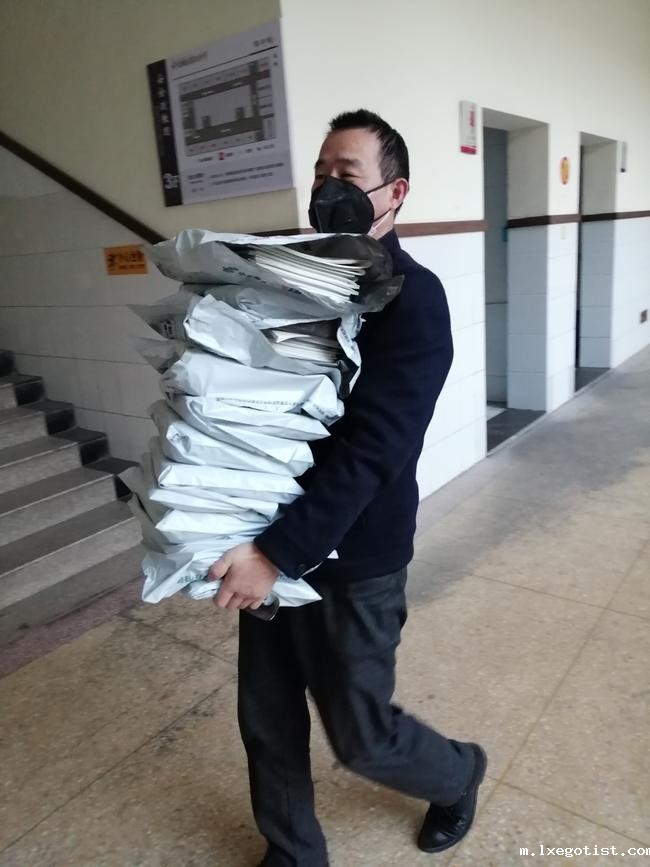 8bevictor教学副校长陈晓在搬运包裹 8bevictor教学副校长陈晓在搬运包裹