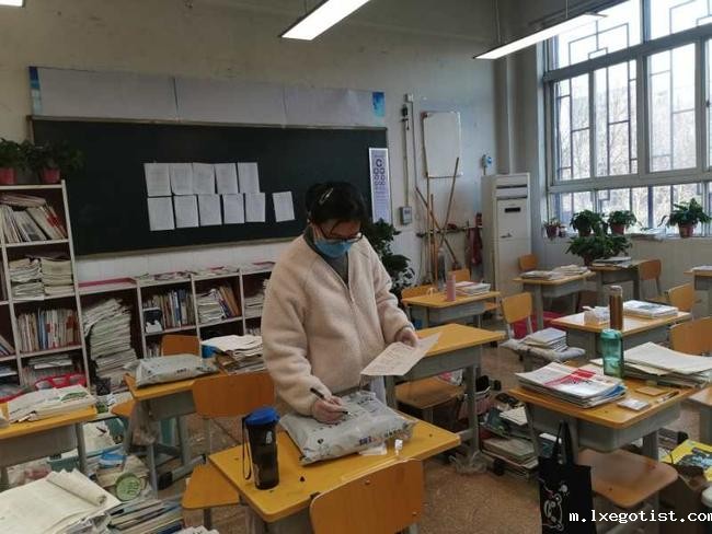 6高三海军航空班语文老师张茜茜在包裹上填写学生信息 6高三海军航空班语文老师张茜茜在包裹上填写学生信息