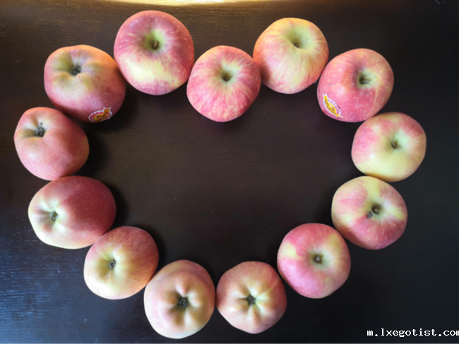 老师们品尝校领导们带来的慰问品,暖在心里 老师们品尝校领导们带来的慰问品,暖在心里