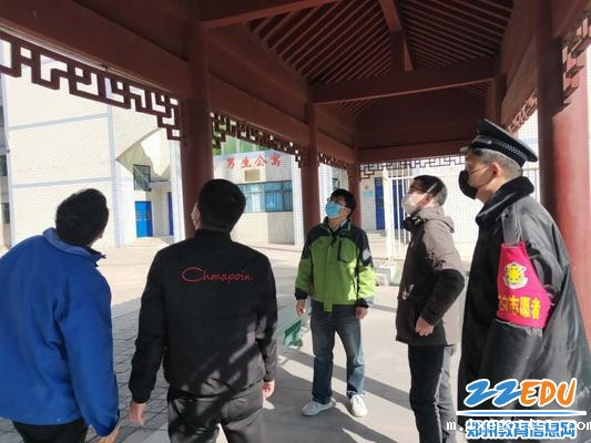 排查组对惠中廊墙面结构进行安全隐患排查 排查组对惠中廊墙面结构进行安全隐患排查