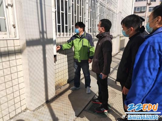 排查组对宿舍楼下水管进行安全隐患排查 排查组对宿舍楼下水管进行安全隐患排查