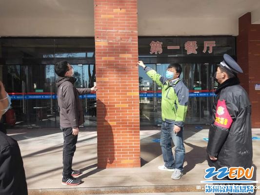 排查组对餐厅墙面结构进行排查 排查组对餐厅墙面结构进行排查