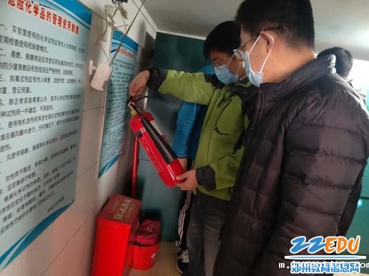 排查组对灭火器进行日期和规格检查 排查组对灭火器进行日期和规格检查