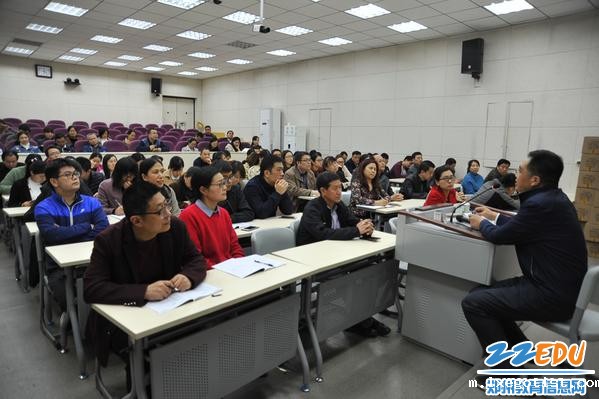 全体党员认真聆听报告 (2) 全体党员认真聆听报告 (2)