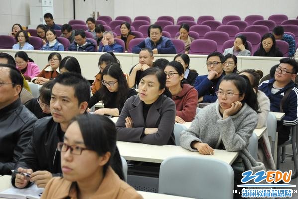 全体党员认真聆听报告 全体党员认真聆听报告