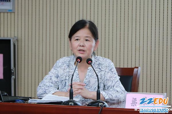 愚公移山干部学院梁翠华教授给党员们解读十九大报告精神 (72) 愚公移山干部学院梁翠华教授给党员们解读十九大报告精神 (72)