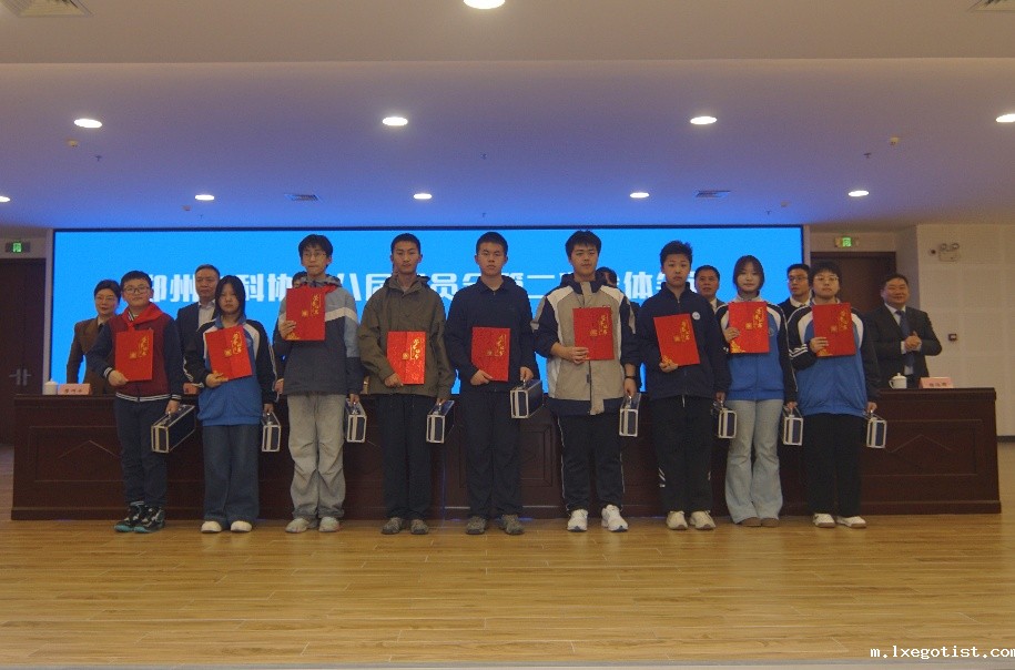 一群人站在台上
AI 生成的内容可能不正确。