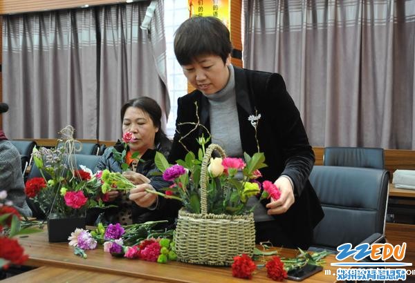4张莹校长和大家一起领略插花艺术的魅力