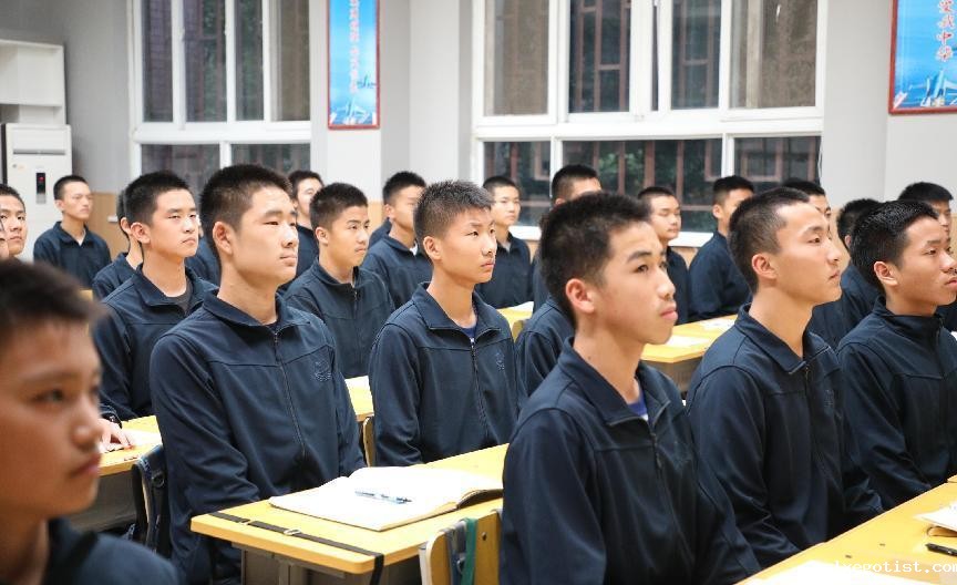 学生们专心致志