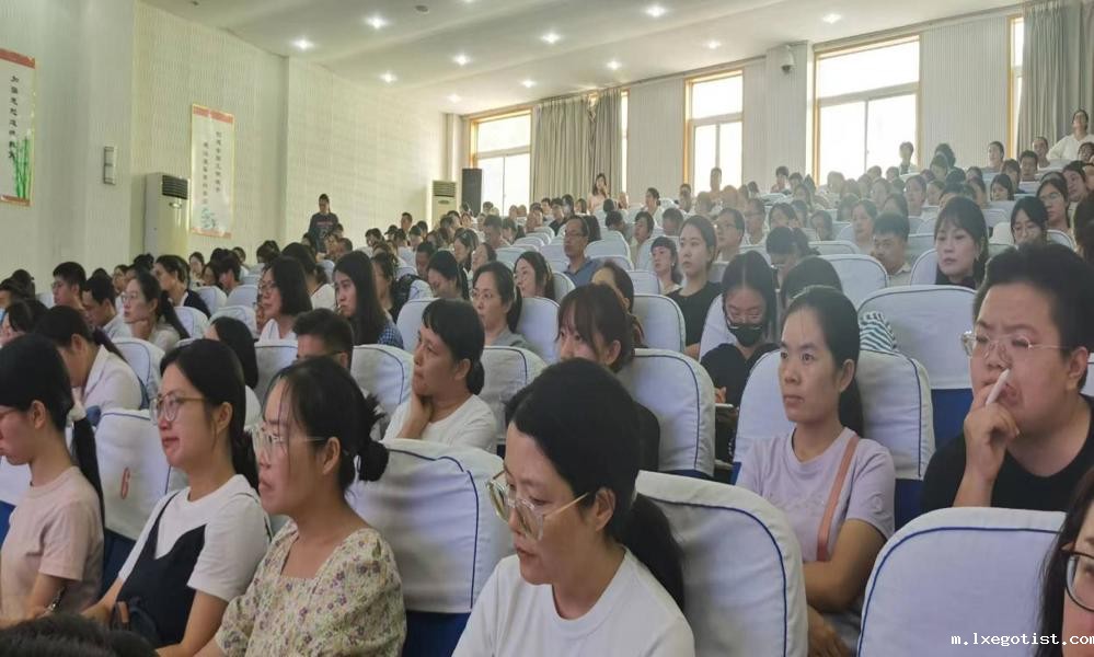 与会教师认真聆听