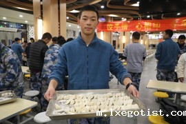 冬至海航班包饺子