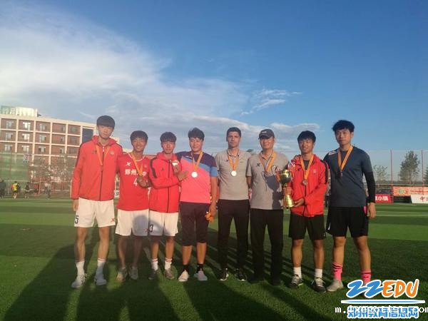高三毕业生与教练组合影